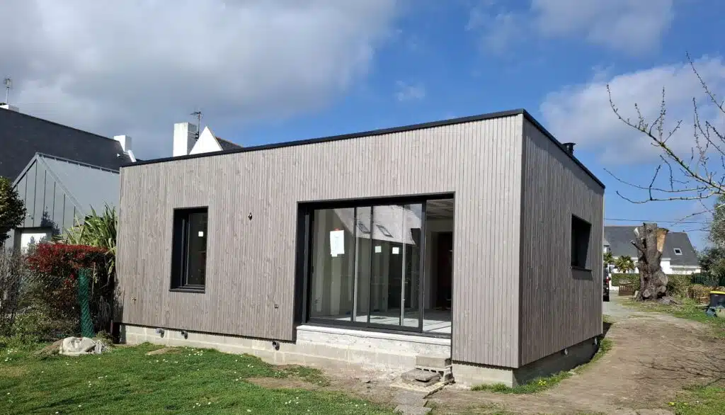 Fin de chantier pour la création d'une extension bois de 55 m² à ossature bois.